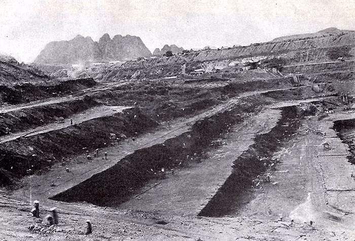 Một góc mỏ than Hòn Gai. Việc khai thác được thực hiện gần như hoàn toàn bằng tay nên đòi hỏi một số lượng nhân công rất lớn.
