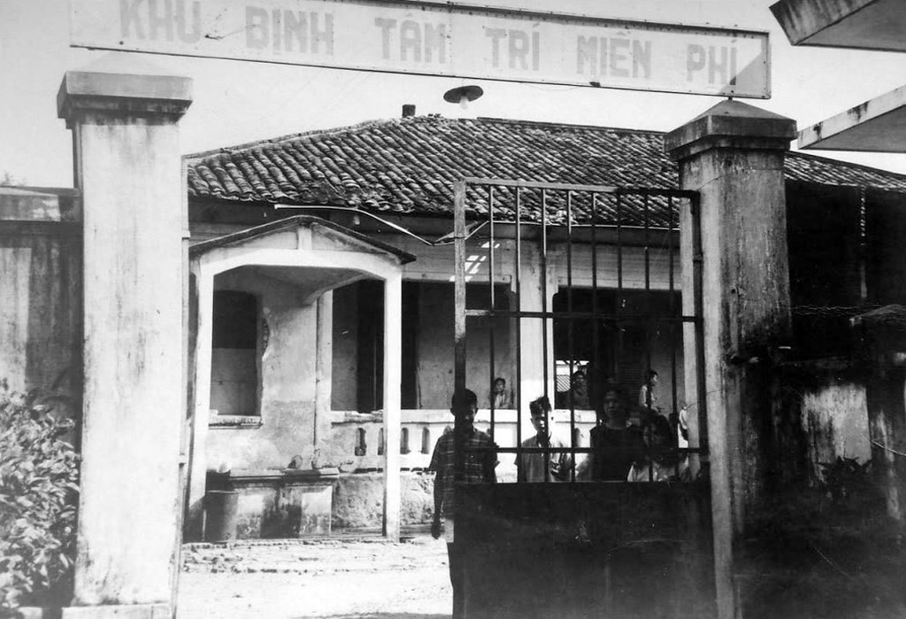 Cánh cổng có tấm biển "Khu Bịnh tâm trí miễn phí" ở Bệnh viện Chợ Quán xưa. Từ năm 1904, bệnh viện này là nơi điều trị “bệnh nhân tâm trí” (tâm thần). Từ 1954 – 1957, bệnh viện mang tên Viện Bài lao Ngô Quyền, 1957 lấy lại tên Bệnh viện Chợ Quán.