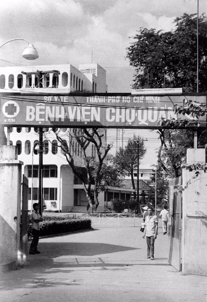 Một bức ảnh chụp sau 1975. Từ tháng 5/1975, bệnh viện lấy lại tên Bệnh viện Chợ Quán thuộc Ban Y tế xã hội Miền Nam quản lý.