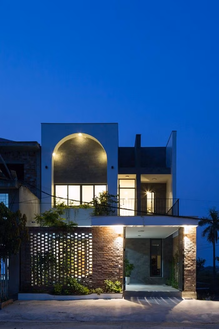 Ngôi nhà lung linh dưới ánh điện buổi tối. (Ảnh: Hoang Le)