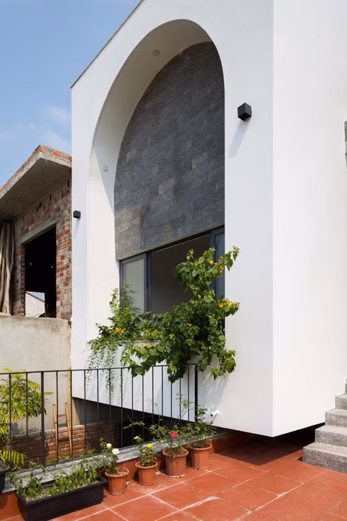 Các chi tiết kiến trúc đơn giản được sử dụng nhằm giảm thiểu thời gian xây dựng cũng như chi phí đầu tư. (Ảnh: Hoang Le)