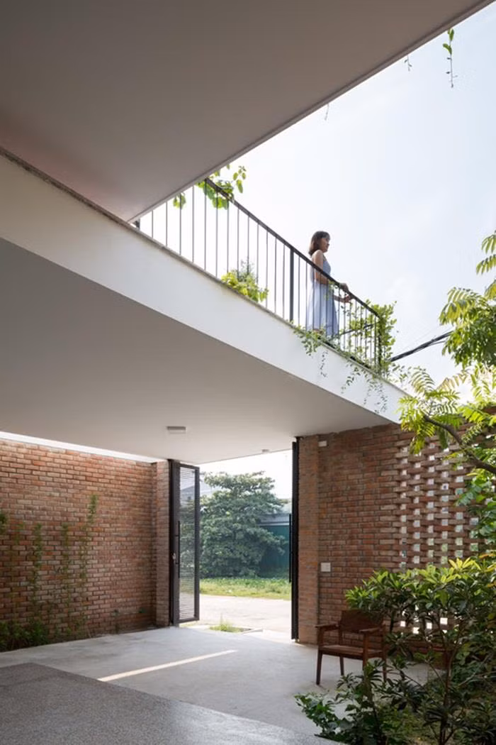 Bên ngoài ngôi nhà là lớp tường gạch mộc tạo cảm giác thân thiện với môi trường. (Ảnh: Hoang Le)