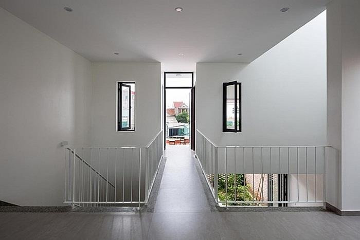 Dù vậy, bên trong căn nhà vẫn sở hữu một không gian thoáng đãng, tràn ngập ánh sáng tự nhiên. (Ảnh: Hoang Le)