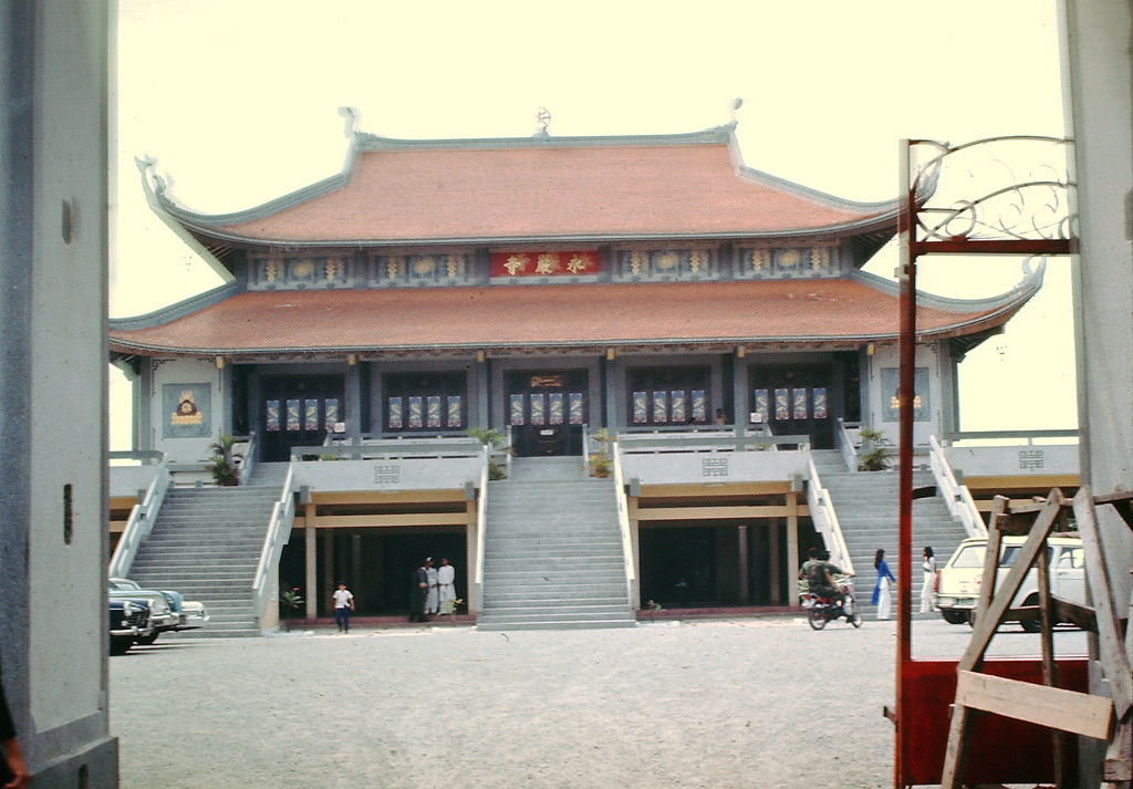 Chùa Vĩnh Nghiêm năm 1970. Lúc này chùa vẫn chưa xây xong, nhưng nhiều du khách đã tới tham quan. Ảnh: Mark.