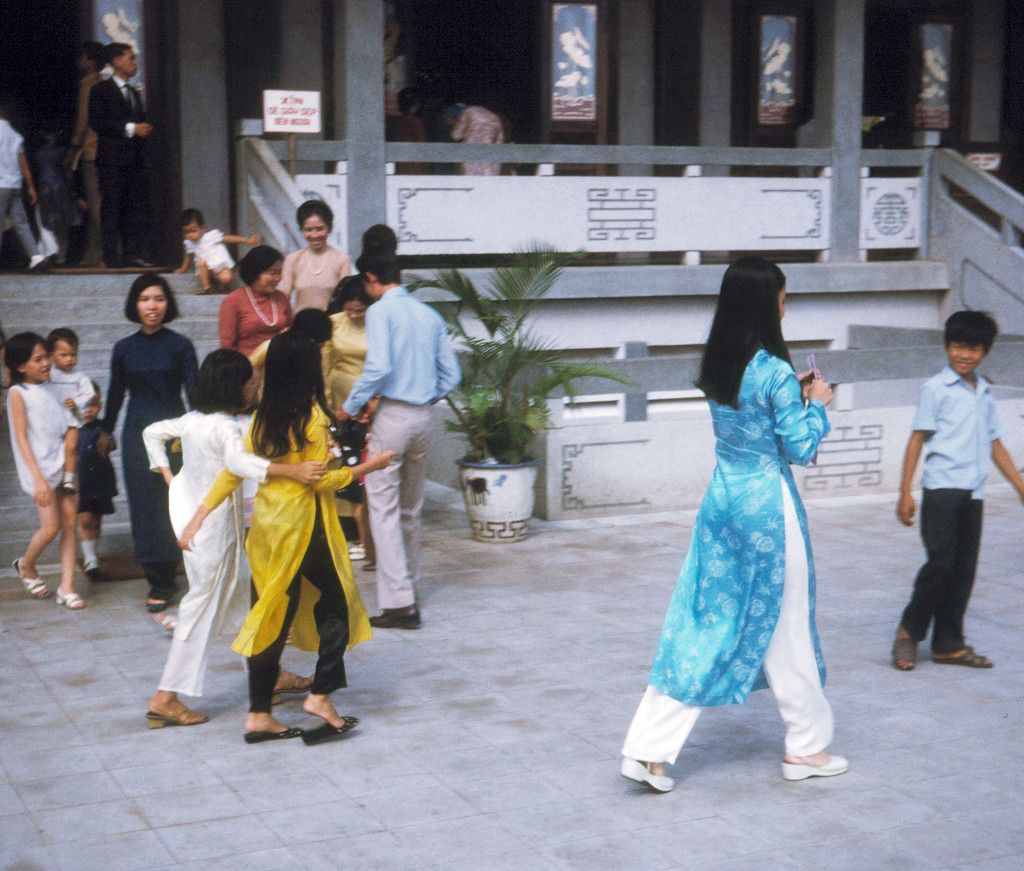 Du khách thăm chùa Vĩnh Nghiêm, 27/4/1972. Ảnh: Dick Leonhardt.