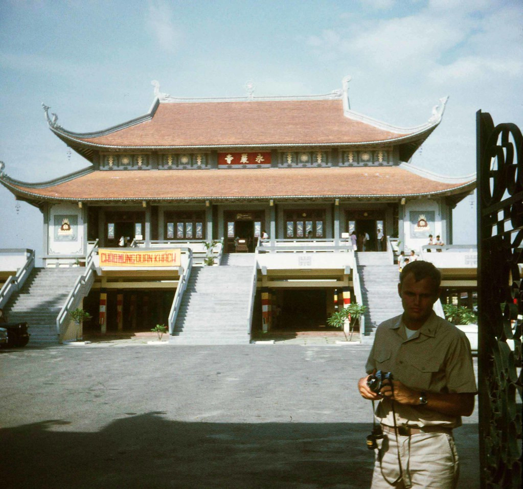 Quân nhân Mỹ tên Dave Osborn đứng bên cổng chùa, 27/4/1972. Ảnh: Dick Leonhardt.