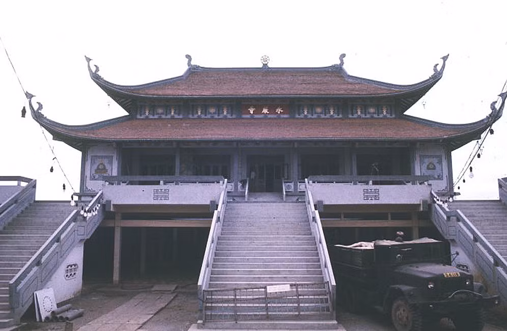 Chính điện chùa Vĩnh Nghiêm, 1969-1970. Ảnh: Michael G. Anderson.