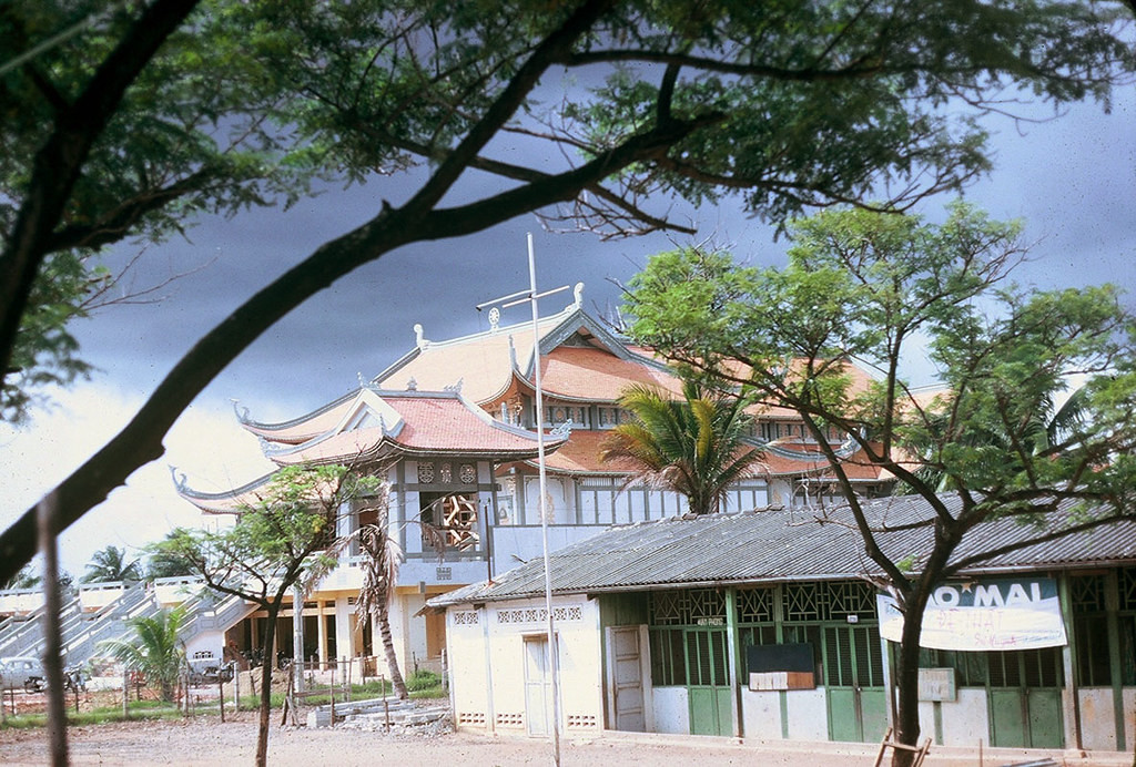 Chùa Vĩnh Nghiêm năm 1969. Dãy nhà phía trước chùa là Tiểu học Sao Mai. Ảnh: Dobyman.