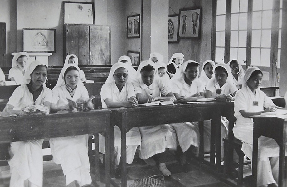 Lớp học về phụ khoa của các nữ hộ sinh Bệnh viện René Robin.