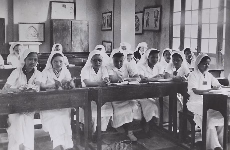 Lớp học về phụ khoa của các nữ hộ sinh Bệnh viện René Robin.