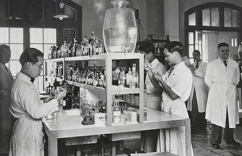 Phòng thí nghiệm dược của Bệnh viện René-Robin. Bệnh viện này là cơ sở thực hành chính của trường Đại học Y khoa Đông Dương.