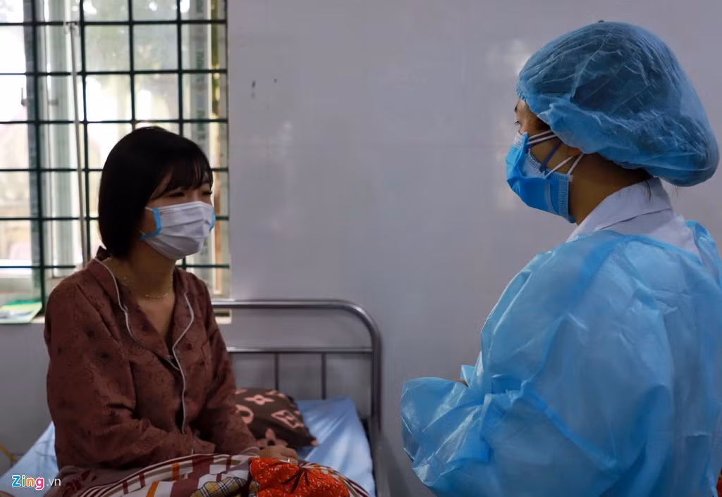 Bác sỹ liên tục hỏi thăm và kiểm tra tình hình bệnh nhân, sẵn sàng xử lý khi có bất kỳ chuyển biến nào xảy ra. Bệnh nhân cũng được khuyến cáo đeo khẩu trang 24/24 để phòng lây nhiễm chéo