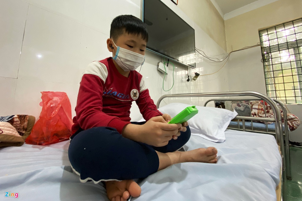 Một trẻ em trong khu vực cách ly, trường hợp này có người thân đã tiếp xúc trực tiếp với bệnh nhân Dự.