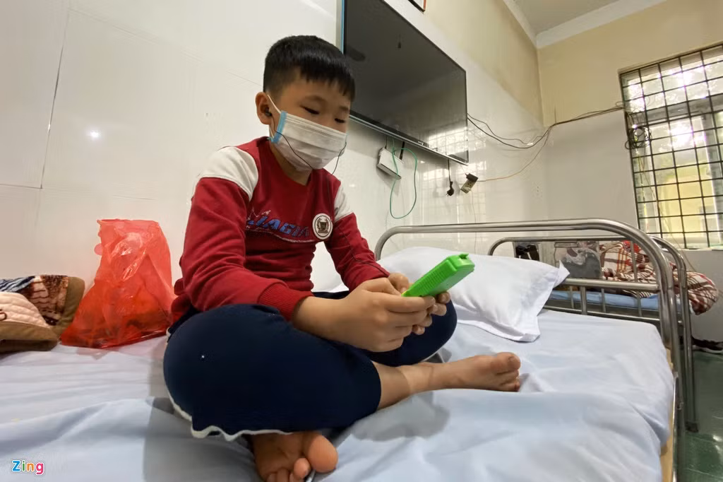 Một trẻ em trong khu vực cách ly, trường hợp này có người thân đã tiếp xúc trực tiếp với bệnh nhân Dự.