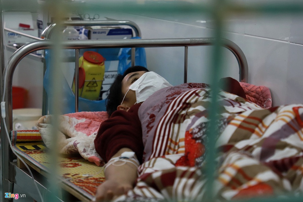 Anh Phạm Văn Quân (người cùng thôn với bệnh nhân Dự) cho biết trước đó có tiếp xúc trực tiếp với người này. Đến sáng 2/2, anh này nhập viện trong tình trạng sốt, đau họng và ho.