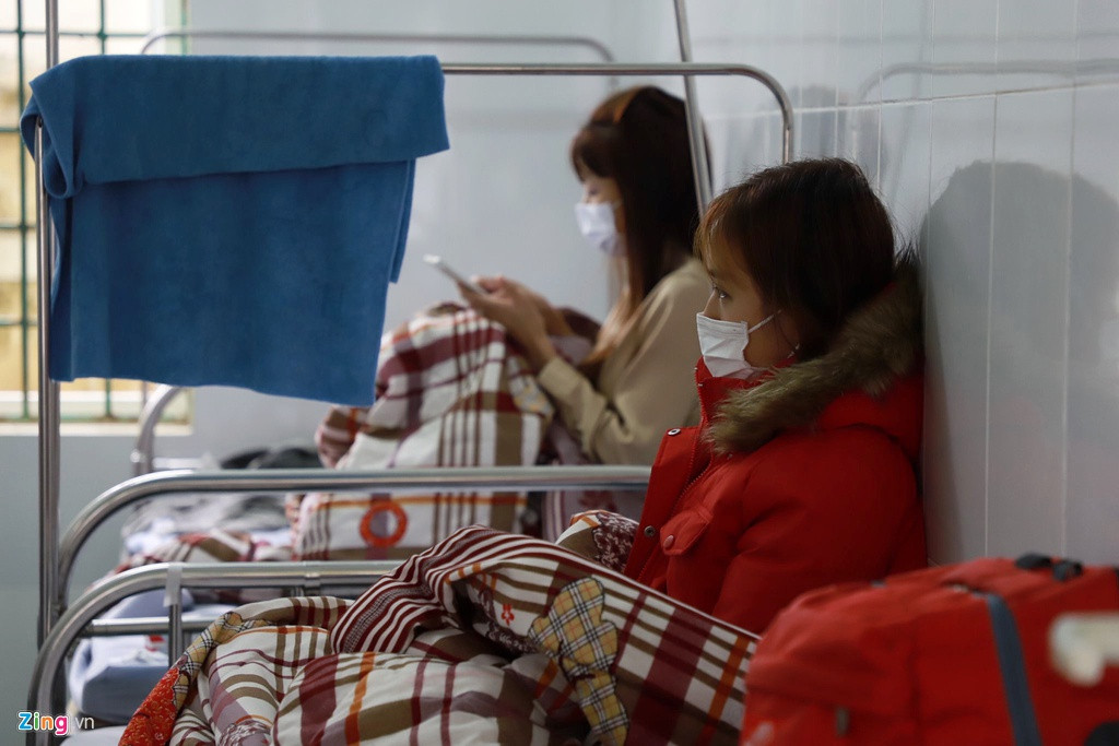 Bên trong khu cách ly, hiện có 12 bệnh nhân được theo dõi. Theo lãnh đạo trung tâm, trong số này có 8 người tiếp xúc trực tiếp với chị Nguyễn Thị Dự (23 tuổi trú ở huyện Bình Xuyên, tỉnh Vĩnh Phúc) - người đã dương tính với virus corona. Bốn người còn lại trước đó có tiếp xúc với người Trung Quốc nên chủ động đến xin cách ly.