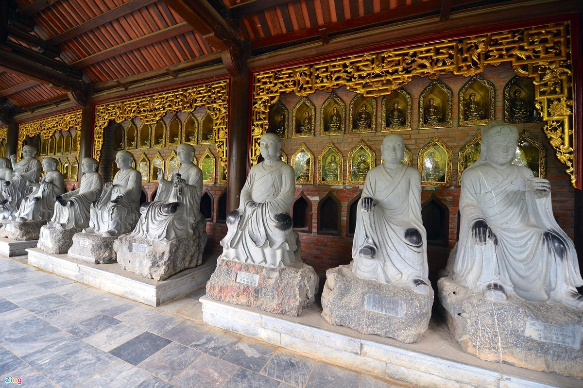 Chùa Bái Đính là điểm du lịch hành hương du khách không thể bỏ qua khi đến Ninh Bình. Khu chùa có nhiều tượng La Hán nhất Việt Nam với 500 vị bằng đá xanh, cao khoảng 2 m, nặng từ 2-4 tấn. Các tượng La Hán được chạm khắc công phu, đường nét tao nhã, uyển chuyển dưới bàn tay tài hoa của các nghệ nhân làng nghề Ninh Vân (Ninh Bình). Ảnh: Hoàng Hà.