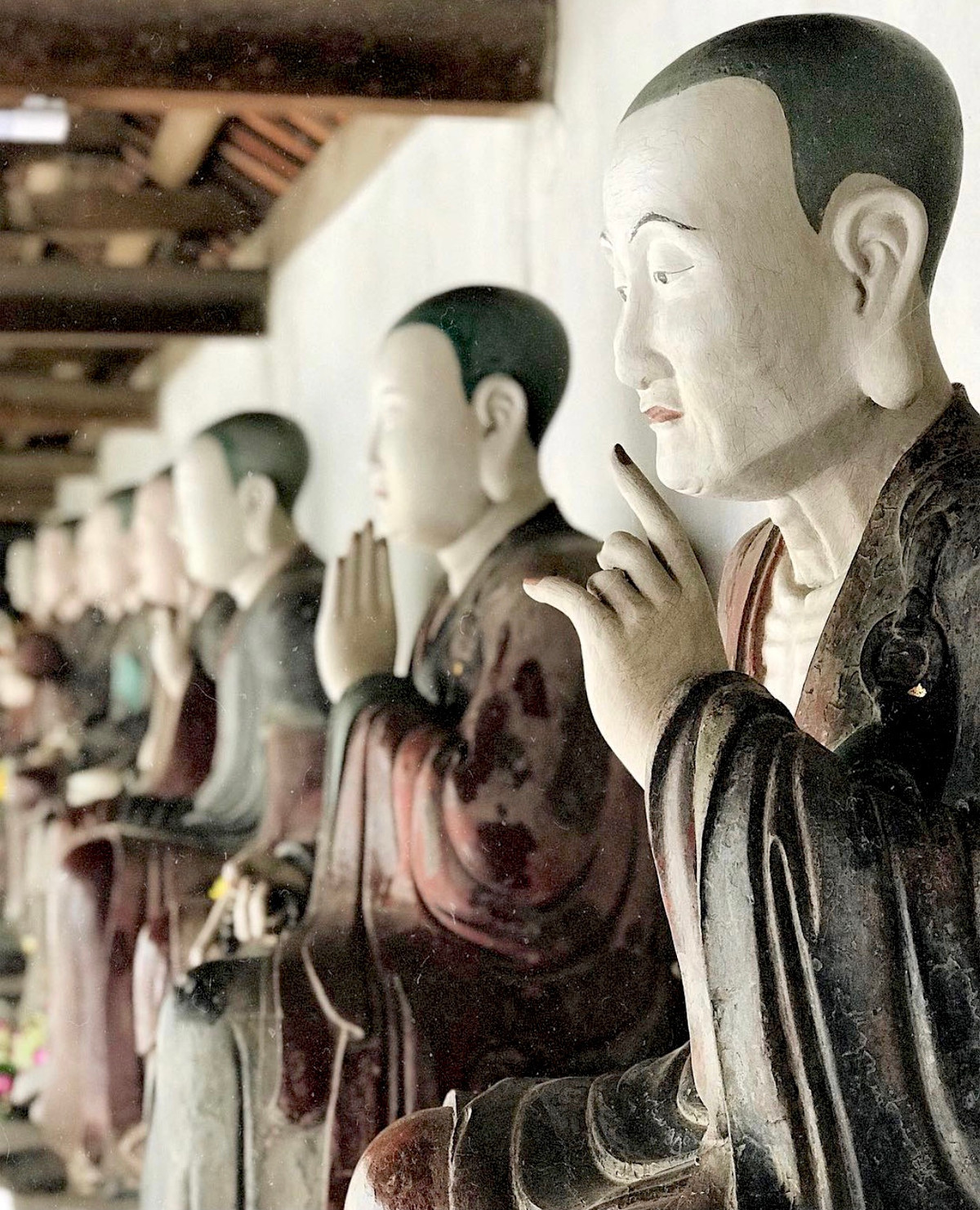 Sùng Nghiêm Tự còn được biết đến với tên gọi mộc mạc chùa Mía. Chùa tọa lạc ở xã Đường Lâm, thị xã Sơn Tây (Hà Nội). Nơi đây lưu giữ nhiều tượng nghệ thuật nhất cả nước. Trong chùa hiện thờ 287 pho tượng lớn nhỏ với kiểu dáng sống động, màu sắc hài hòa. Trên các bức tượng, mỗi vị mỗi vẻ, nhưng đều toát lên vẻ uy nghiêm, thanh tịnh. Ảnh: Ana_che.