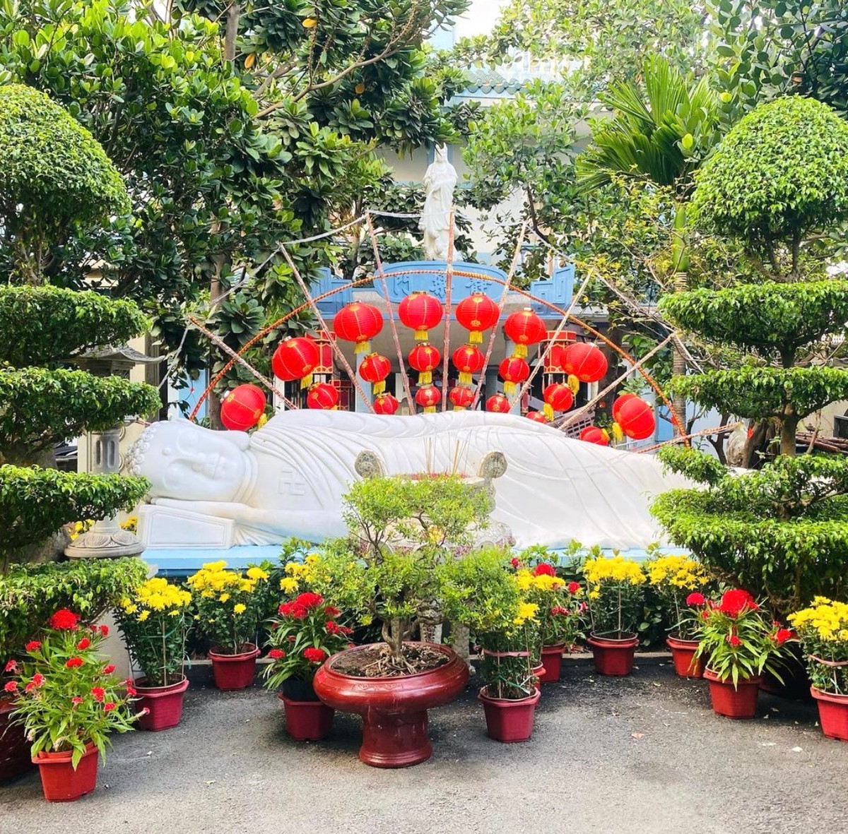 Chùa Pháp Hoa (quận Phú Nhuận, TP.HCM) được xây dựng vào năm 1928. Ngôi chùa có tuổi đời gần 100 năm tuổi này hiện sở hữu khoảng 10.000 bình gốm với đa dạng kiểu dáng, màu sắc, chất men của nhiều nền văn hóa, niên đại khác nhau. Những cổ vật gốm sứ chủ yếu xuất xứ từ các địa phương làm gốm nổi tiếng ở Việt Nam và Trung Quốc, Nhật Bản... Phần lớn những chiếc bình được nhà chùa bảo quản ở trong kho, tủ kính. Số còn lại được trang trí xen kẽ với tượng Phật. Ảnh: Kenkakhia.