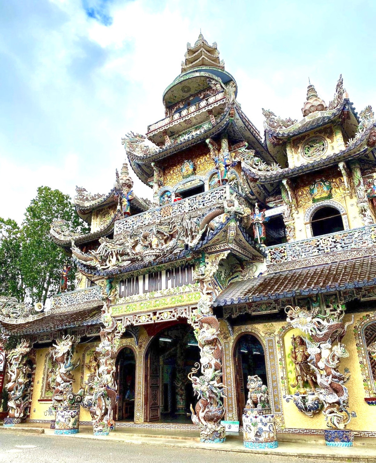 Chùa Linh Phước nổi tiếng bởi sở hữu 16 kỷ lục Việt Nam, 1 kỷ lục châu Á và 1 kỷ lục thế giới. Nơi đây có tháp chuông cao nhất Việt Nam, con rồng làm bằng vỏ chai bia lớn nhất. Ngoài ra, chùa còn có nhiều bức tượng đồ sộ như Bồ tát Quán Thế Âm bằng hoa bất tử, Bồ Đề Đạt Ma và Khổng Tước Vương bằng gỗ sao lớn nhất... Ảnh: Svetlana_m_2006.