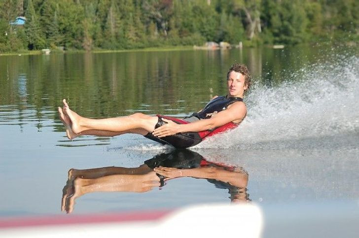 Ngả lưng trên mặt nước chút nào! Tùy vào góc máy hoặc trong giây phút xuất thần mà người chụp ảnh ghi lại được những khoảnh khắc trong đời thường hàng ngày trở nên rất ảo diệu, phi tự nhiên. Ảnh minh họa. 