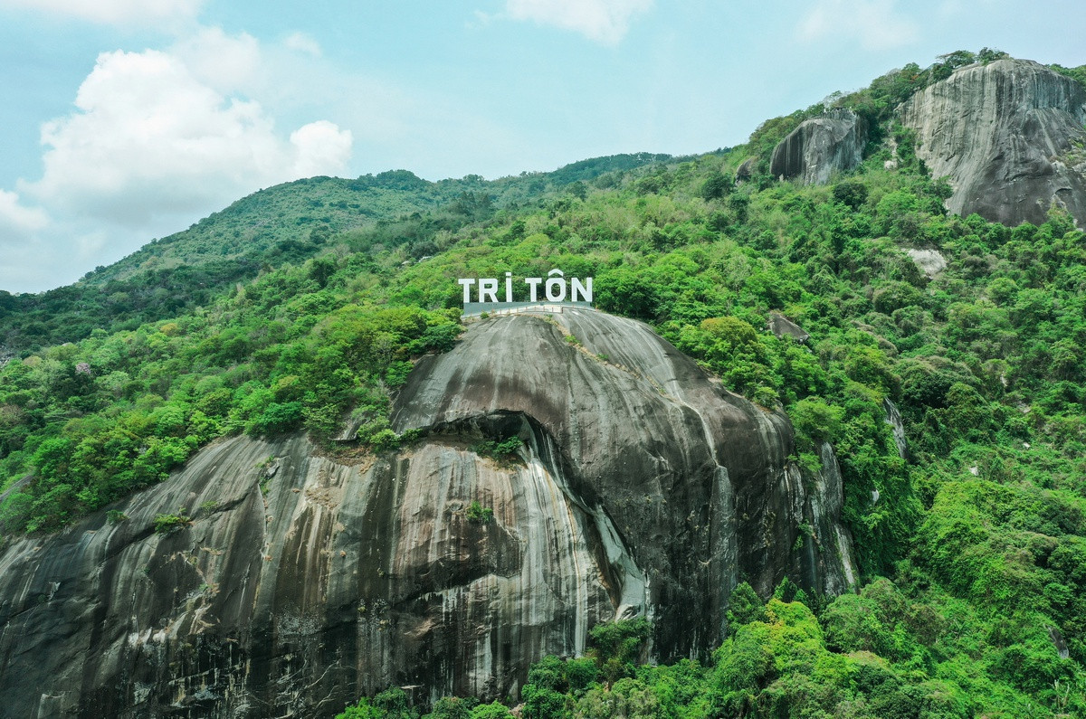 Đầu năm nay, An Giang chính thức có thêm 3 thị trấn được thành lập từ các xã tương ứng là thị trấn Vĩnh Thạnh Trung thuộc huyện Châu Phú, thị trấn Vĩnh Bình thuộc huyện Châu Thành, và thị trấn Cô Tô thuộc huyện Tri Tôn. Như vậy, An Giang hiện có 19 thị trấn, là tỉnh có nhiều thị trấn nhất ở khu vực miền Tây. Ảnh: Tôi Tới Đây.