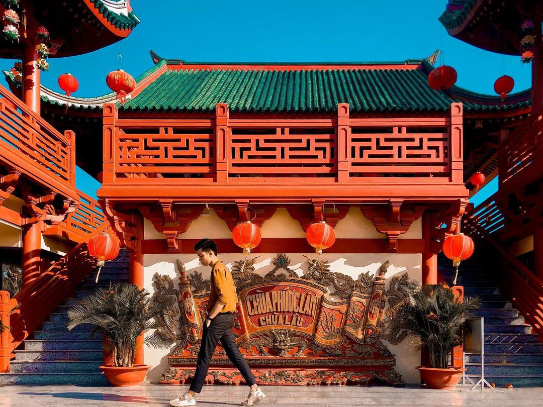 Chùa Lầu, hay Phước Lâm Tự, nằm ở thị trấn Tịnh Biên, huyện Tịnh Biên, tỉnh An Giang. Chùa được xây dựng với kiến trúc ấn tượng, có nhiều mái lầu mang tông màu đỏ chủ đạo, phảng phất nét Trung Hoa, Nhật Bản, thu hút nhiều bạn trẻ check-in. Ảnh: Lâm Lâm.