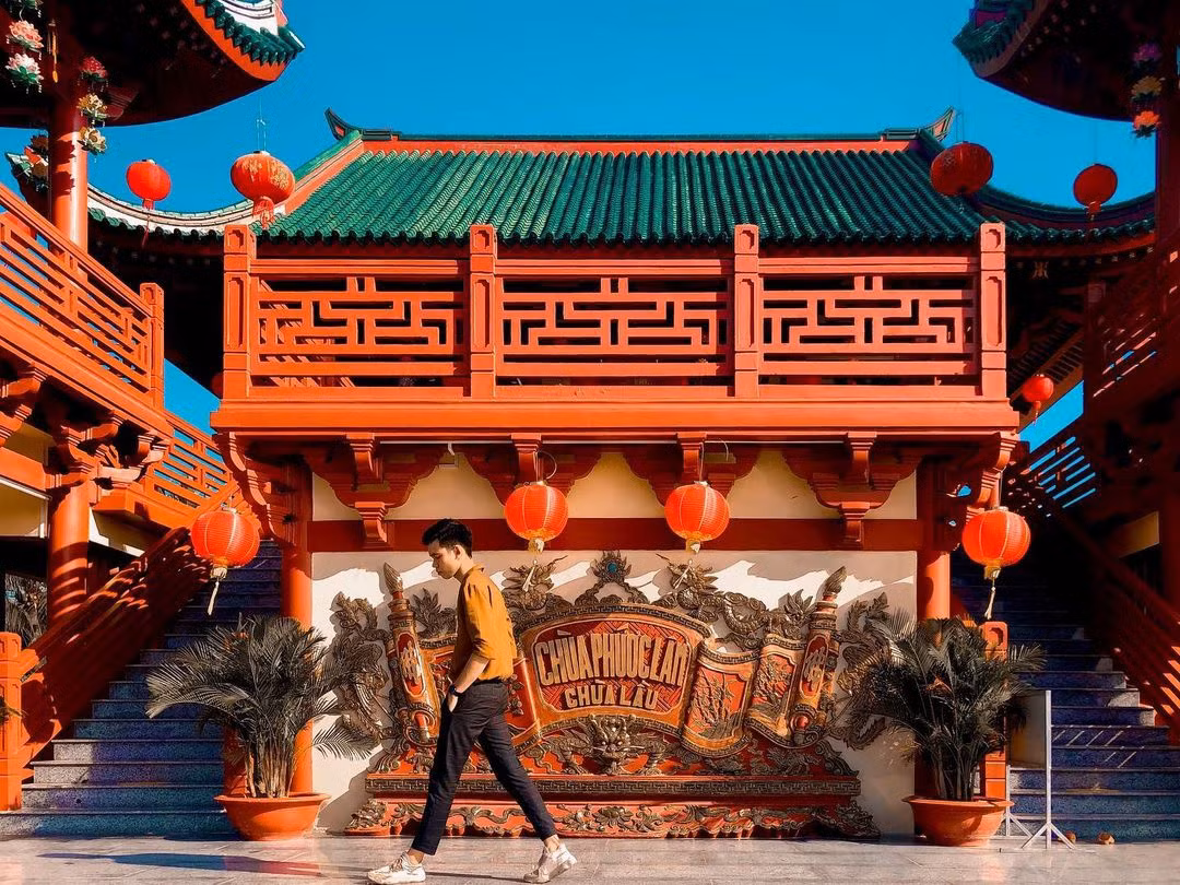 Chùa Lầu, hay Phước Lâm Tự, nằm ở thị trấn Tịnh Biên, huyện Tịnh Biên, tỉnh An Giang. Chùa được xây dựng với kiến trúc ấn tượng, có nhiều mái lầu mang tông màu đỏ chủ đạo, phảng phất nét Trung Hoa, Nhật Bản, thu hút nhiều bạn trẻ check-in. Ảnh: Lâm Lâm.