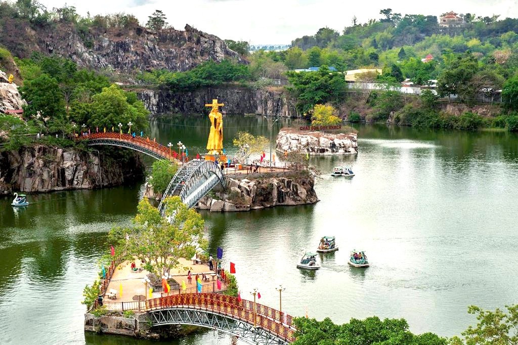 3 huyện sau đây của tỉnh An Giang hiện có 3 thị trấn: Thoại Sơn (các thị trấn Núi Sập, Phú Hòa, Óc Eo), Tịnh Biên (các thị trấn Tịnh Biên, Nhà Bàng, Chi Lăng), Tri Tôn (các thị trấn Tri Tôn, Ba Chúc, Cô Tô). Trong ảnh là hồ Ông Thoại, một điểm du lịch ở thị trấn Núi Sập, huyện Thoại Sơn, tỉnh An Giang. Ảnh: Báo An Giang.