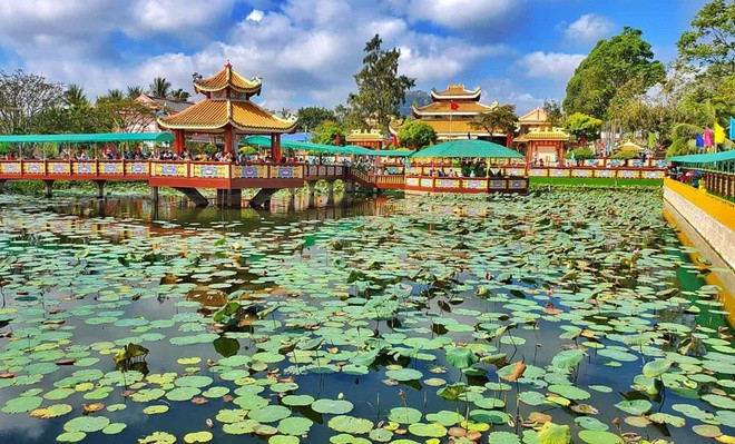 br/> Miễu (miếu) Bà Chúa Xứ Bàu Mướp nằm ở thị trấn Nhà Bàng, huyện Tịnh Biên, tỉnh An Giang, được công nhận di tích lịch sử và danh lam thắng cảnh cấp tỉnh. Tín ngưỡng thờ Bà Chúa Xứ khá phổ biến, ghi dấu ấn quan trọng trong đời sống tinh thần của người dân Nam Bộ. Ảnh: Jake Pham.