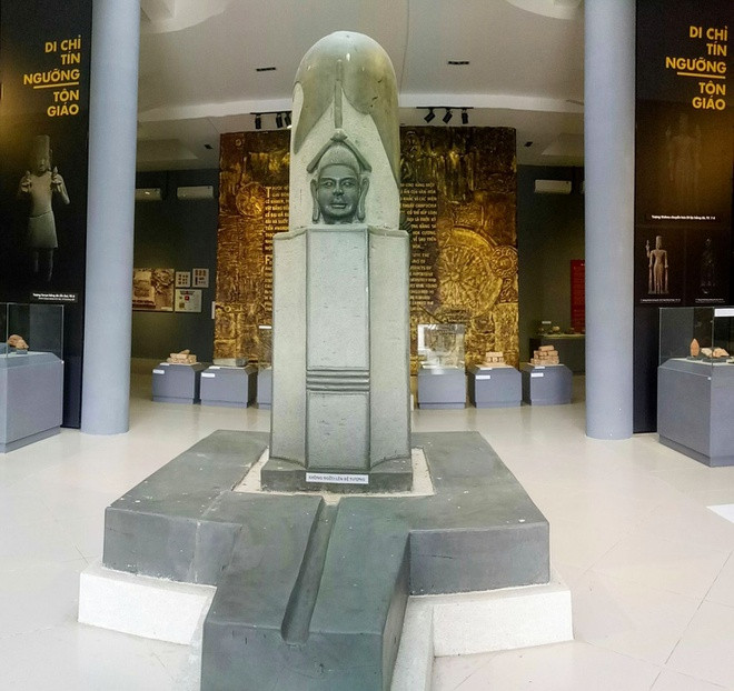 br/> Nhà trưng bày Văn hóa Óc Eo nằm ở thị trấn Óc Eo, huyện Thoại Sơn, tỉnh An Giang. Nơi đây trưng bày, giới thiệu tư liệu, hiện vật về một nền văn hóa nổi tiếng được phát hiện ở đây. Theo Cổng TTĐT An Giang, Văn hóa Óc Eo hình thành và phát triển trong thế kỷ 1-7, gắn liền với đất và người vùng đồng bằng châu thổ hạ lưu sông Mekong, quan hệ mật thiết với lịch sử Đông Nam Á cổ đại. Di tích khảo cổ và kiến trúc nghệ thuật Óc Eo - Ba Thê được xếp hạng Di tích quốc gia đặc biệt vào năm 2012. Ảnh: Trang thông tin Văn hóa Óc Eo.