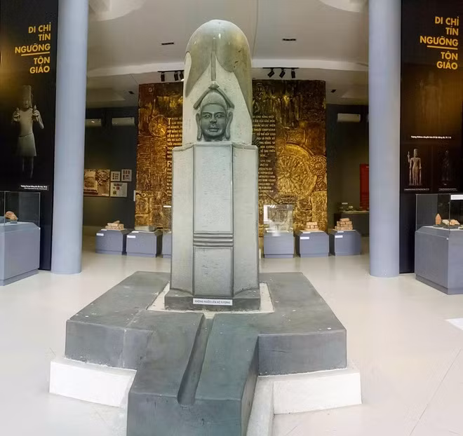 br/> Nhà trưng bày Văn hóa Óc Eo nằm ở thị trấn Óc Eo, huyện Thoại Sơn, tỉnh An Giang. Nơi đây trưng bày, giới thiệu tư liệu, hiện vật về một nền văn hóa nổi tiếng được phát hiện ở đây. Theo Cổng TTĐT An Giang, Văn hóa Óc Eo hình thành và phát triển trong thế kỷ 1-7, gắn liền với đất và người vùng đồng bằng châu thổ hạ lưu sông Mekong, quan hệ mật thiết với lịch sử Đông Nam Á cổ đại. Di tích khảo cổ và kiến trúc nghệ thuật Óc Eo - Ba Thê được xếp hạng Di tích quốc gia đặc biệt vào năm 2012. Ảnh: Trang thông tin Văn hóa Óc Eo.