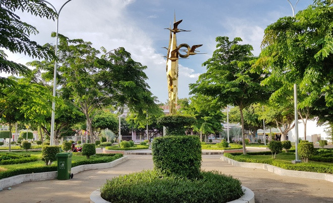 br/> 5 huyện sau đây của tỉnh An Giang hiện có 2 thị trấn: An Phú (thị trấn An Phú và Long Bình), Châu Phú (thị trấn Cái Dầu và Vĩnh Thạnh Trung), Châu Thành (thị trấn An Châu và Vĩnh Bình), Chợ Mới (thị trấn Chợ Mới và Mỹ Luông), Phú Tân (thị trấn Phú Mỹ và Chợ Vàm). Trong ảnh là tượng đài bông lúa và những cánh cò thể hiện "sức sống bình yên" tại công viên thị trấn An Châu, huyện Châu Thành, tỉnh An Giang. Ảnh: Cổng thông tin du lịch An Giang.