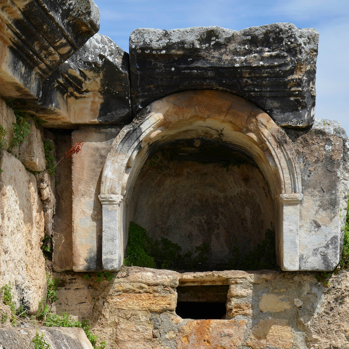  Cánh cổng của Pluto, tỉnh Denizli, Thổ Nhĩ Kỳ: Cổng Pluto hay Ploutonion từ lâu đã được tin là cửa dẫn xuống địa ngục trong văn hóa Hy Lạp cổ. Mới đây, cánh cổng đã được phát hiện trong di tích Đền Pluto - ngôi đền biến mất khỏi ghi chép từ thế kỷ 6. Điều đặc biệt là đến giờ, cánh cổng này vẫn phun ra khí độc tự nhiên từ lòng đất - điều từng khiến những con vật hiến tế mất mạng khi bị ném xuống đây. Ảnh: Bloomberg.