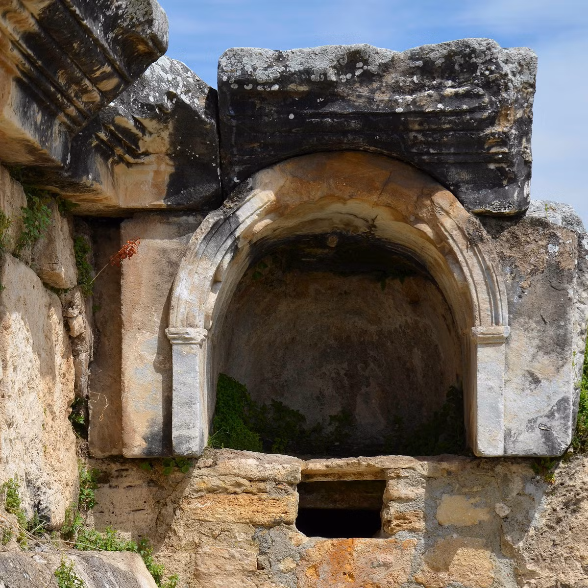  Cánh cổng của Pluto, tỉnh Denizli, Thổ Nhĩ Kỳ: Cổng Pluto hay Ploutonion từ lâu đã được tin là cửa dẫn xuống địa ngục trong văn hóa Hy Lạp cổ. Mới đây, cánh cổng đã được phát hiện trong di tích Đền Pluto - ngôi đền biến mất khỏi ghi chép từ thế kỷ 6. Điều đặc biệt là đến giờ, cánh cổng này vẫn phun ra khí độc tự nhiên từ lòng đất - điều từng khiến những con vật hiến tế mất mạng khi bị ném xuống đây. Ảnh: Bloomberg.