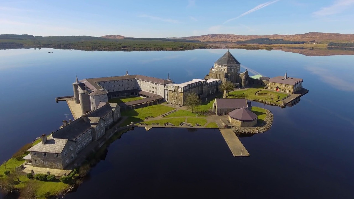  St. Patrick’s Purgatory, Ireland: Đây là một điểm hành hương cổ xưa nằm trên đảo Station ở Lough Derg, hạt Donegal, Ireland. Theo truyền thuyết địa phương, nơi đây là cổng dẫn xuống luyện ngục, được Chúa chỉ cho thánh Patrick. Truyền thuyết này được nhắc đến trong các văn bản từ năm 1185 và được phổ biến rộng rãi. Ảnh: Patryk Sadowski.