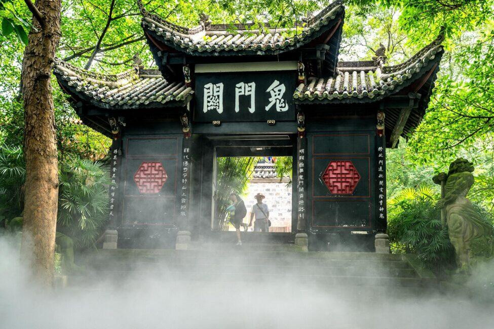  "Thành phố ma" Phong Đô, Trung Quốc: Từ lâu trong lịch sử của đạo Lão, Phong Đô được xem là cửa ngõ dẫn xuống địa ngục. Nằm trên núi có khí hậu mát mẻ ở Trùng Khánh, đây được cho là nơi ở của Diêm Vương. Bên cạnh đó, ngọn núi nơi đặt "thành phố ma" này còn có cầu Nại Hà - cây cầu nối dương gian với địa phủ theo truyền thuyết. Ảnh: Fodors.