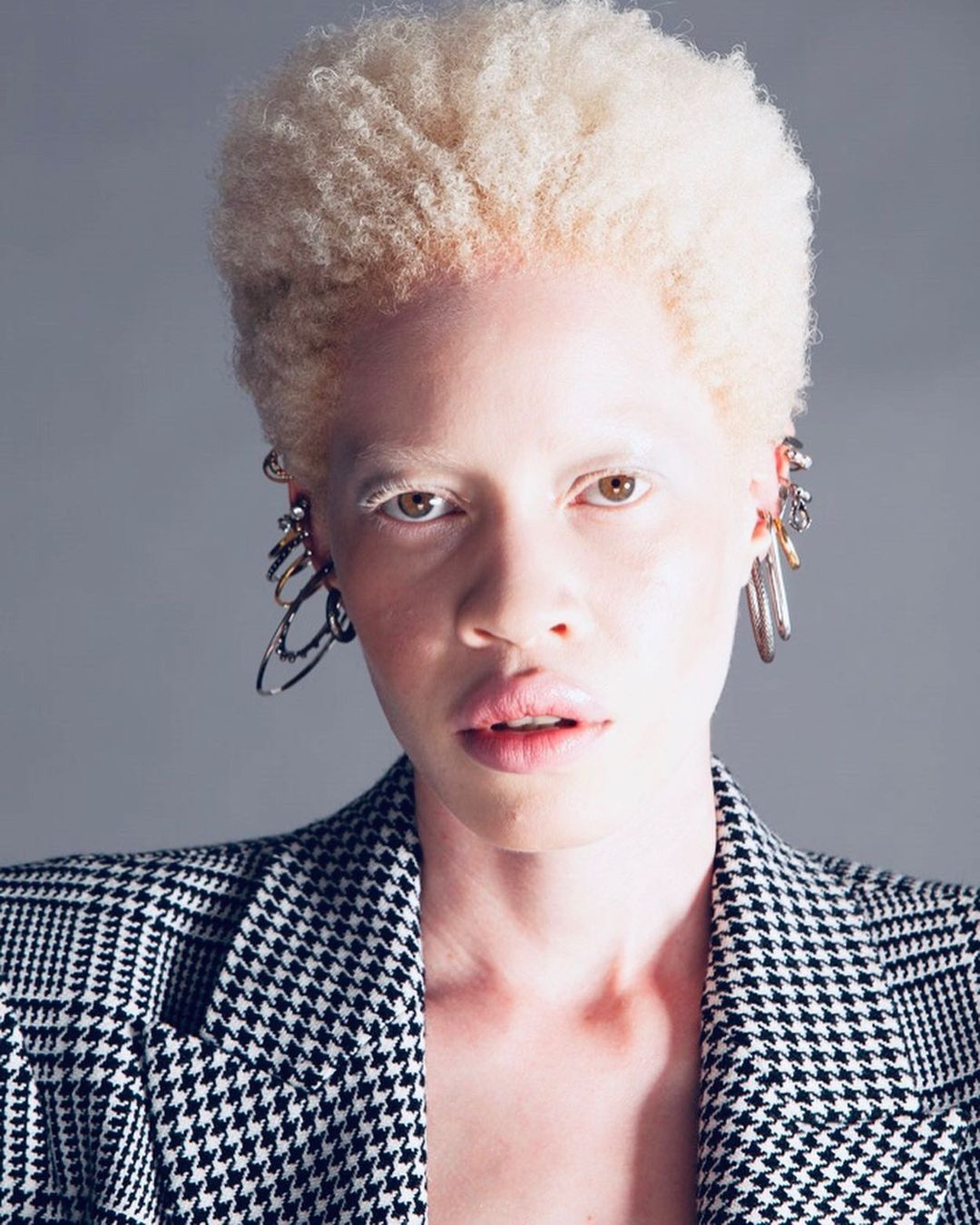  Diandra Forrest là người mẫu bạch tạng đầu tiên ký hợp đồng với công ty Elite Models, New York, Mỹ. Cô chia sẻ: "Không dễ gì để trở thành người mẫu với chứng bệnh bạch tạng. Suốt nhiều năm trôi qua, tôi đã tìm thấy sự tự tin. Tôi hy vọng những đứa trẻ mắc bệnh bạch tạng sẽ biết được vẻ đẹp của mình". Ảnh: Diandra Forrest.