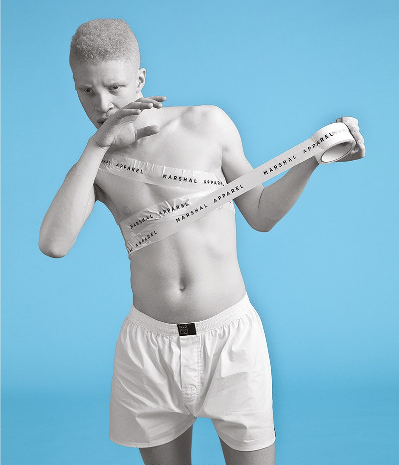  Shaun Ross bắt đầu sự nghiệp người mẫu từ năm 16 tuổi. Anh được biết qua vai trò người mẫu nam bạch tạng đầu tiên trên thế giới. Ross chụp ảnh cho tạp chí Vogue, Nylon, GQ. Bên cạnh đó, nam người mẫu còn nhận lời mời công việc từ các nhà mốt Givenchy, Alexander McQueen. Ảnh: JoJoCrews.