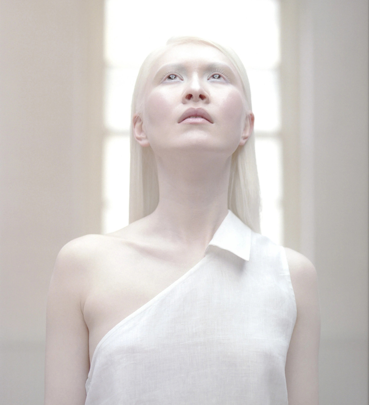 Nhận thấy sự phản hồi tốt từ bạn bè và gia đình, Chiu muốn xem bản thân có thể tiến xa đến đâu. Cô gửi ảnh đen trắng kèm tên, số điện thoại đến nhà thiết kế người Pháp - Jean Paul Gaultier. Sau đó, cô nhận lời mời tham dự show diễn từ Gaultier và nhanh chóng nổi tiếng. Ảnh: Getty.