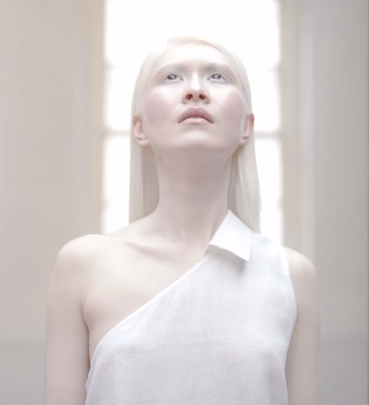 Nhận thấy sự phản hồi tốt từ bạn bè và gia đình, Chiu muốn xem bản thân có thể tiến xa đến đâu. Cô gửi ảnh đen trắng kèm tên, số điện thoại đến nhà thiết kế người Pháp - Jean Paul Gaultier. Sau đó, cô nhận lời mời tham dự show diễn từ Gaultier và nhanh chóng nổi tiếng. Ảnh: Getty.