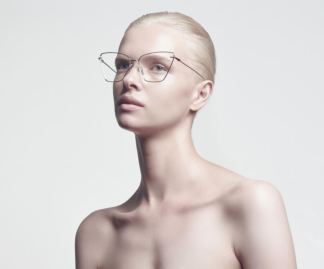  Alyona Subbotina làm người mẫu từ năm 16 tuổi. Cô được tìm kiếm để tham dự Kazakhstan Fashion Week. Subbotina gia nhập làng mẫu quốc tế với màn trình diễn mở màn cho hãng Givenchy tại Paris Fashion Week 2011. Sau đó, cô chuyển đến New York, Mỹ. Nữ người mẫu trình diễn ở show Fendi, Rick Owens, Thierry Mugler, Vivienne Westwood, Jean Paul Gaultier… Alyona Subbotina chụp ảnh bìa nhiều tạp chí như Harper’s Bazaar Kazakhstan, ELLE Mexico, Numéro Thái Lan, Marie Claire Malaysia và Ukraine. Ảnh: Alyona Subbotina.