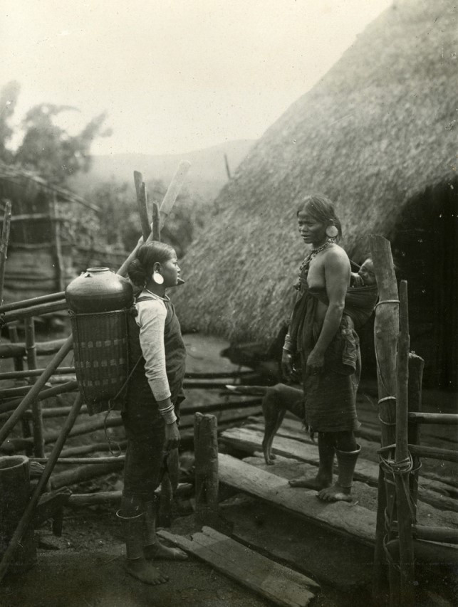 Ảnh do René Tetart chụp, thể hiện phụ nữ dân tộc ở khu vực Đồng Nai Thượng khoảng năm 1925. Ảnh được in trên giấy tráng bạc.