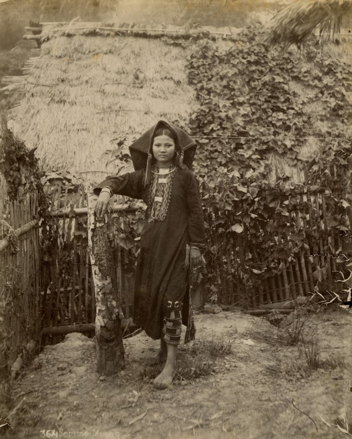 Phụ nữ Mường ở Bảo Hà thuộc Lào Cai những năm 1890. Ảnh in trên giấy bạch đản, chụp bởi Pierre Dieulefils (1862-1937), nhiếp ảnh gia được xem "người khổng lồ" của nhiếp ảnh Đông Dương cuối thế kỷ XIX, đầu thế kỷ XX.