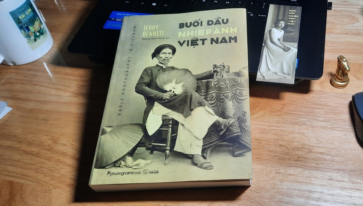 Bức tranh toàn cảnh về nhiếp ảnh Việt Nam buổi đầu của Terry Bennett với sự am hiểu cùng sự gia công sưu tầm, nghiên cứu, đã phục dựng lại khá chi tiết, bổ khuyết nhiều mảng trống qua tác phẩm Buổi đầu nhiếp ảnh Việt Nam (Early photography in Vietnam).