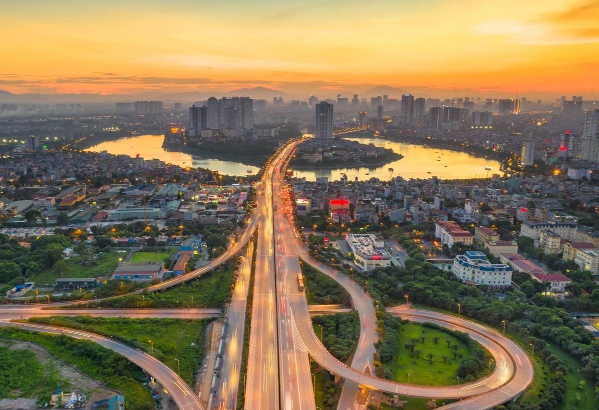 Quận Hoàng Mai ở Hà Nội ngày nay gắn với vùng đất Cổ Mai xưa. Cổ Mai là tên chữ, còn có tên Nôm là Kẻ Mơ. Theo trang TTĐT quận, "Mai" trong tiếng Hán có nghĩa là quả mơ, dùng làm rượu mơ, ô mai hoặc ăn tươi... Người dân nơi đây do canh tác lâu năm đã phân ra các giống mai vàng, mai trắng, mai hồng, từ đó có các địa danh làng xóm như Hoàng Mai, Bạch Mai hay Hồng Mai. Ảnh: Tuấn Trần.