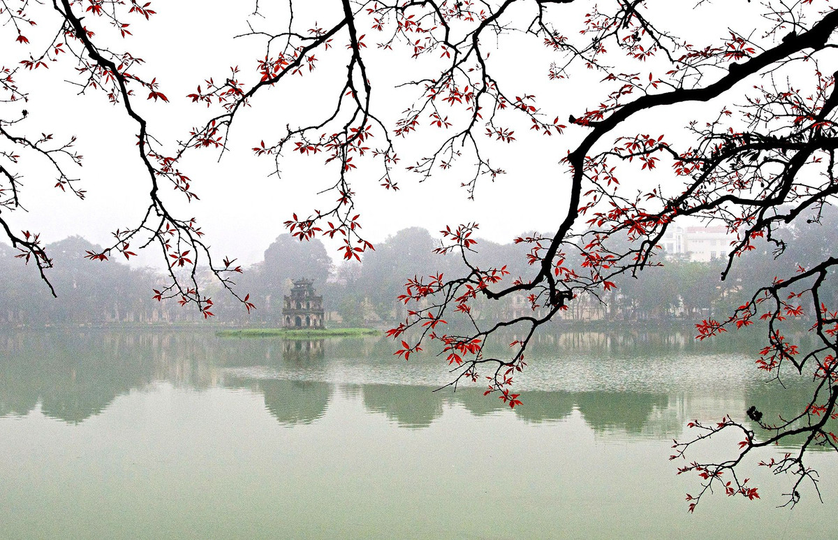 Hồ Hoàn Kiếm nằm ở trung tâm quận Hoàn Kiếm, còn gọi là hồ Gươm, hay tên xưa là hồ Lục Thủy, hồ Thủy Quân, hồ Tả Vọng... Theo tư liệu của Cục Di sản văn hóa, tên hồ Hoàn Kiếm gắn với truyền thuyết Lê Lợi trả gươm cho rùa thần, sau cuộc kháng chiến trường kỳ chống quân Minh giành thắng lợi. Hồ Hoàn Kiếm và đền Ngọc Sơn được xếp hạng Di tích quốc gia đặc biệt vào năm 2013. Ảnh: Giang Trịnh.