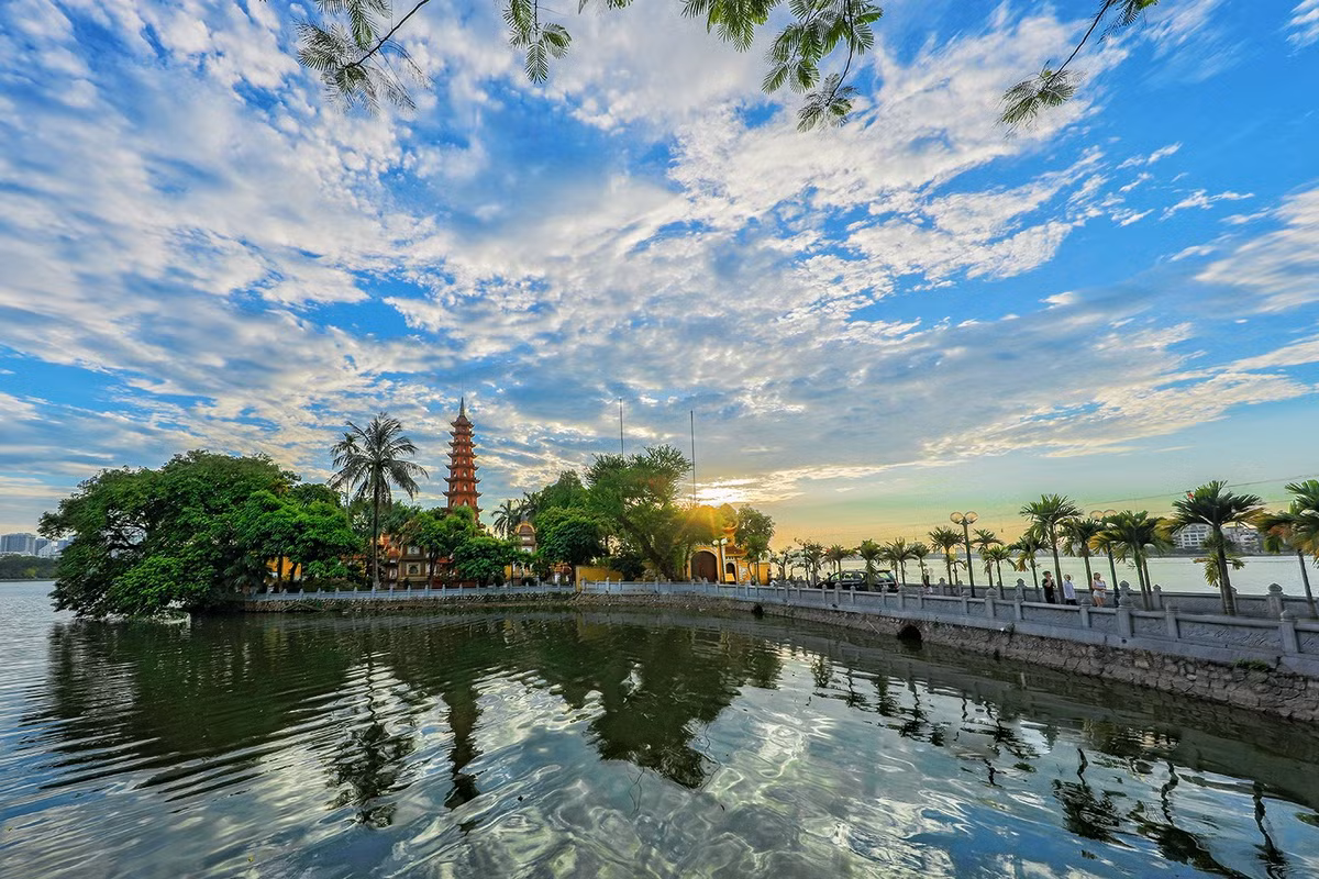 Quận Tây Hồ ở Hà Nội có hồ Tây. Theo Cổng TTĐT Hà Nội, từ xưa hồ đã là danh thắng nổi tiếng của đất Thăng Long, từng có nhiều tên gọi qua các thời kỳ, như đầm Xác Cáo (với sự tích hồ ly tinh 9 đuôi), hồ Kim Ngưu (với sự tích Trâu Vàng), hồ Lãng Bạc (tức hồ đầy sóng vỗ), hồ Dâm Đàm (tức hồ mù sương). Tới năm 1573, khi vua Lê Thế Tông (Duy Đàm) lên ngôi, để tránh phạm húy nên đổi gọi là Tây Hồ. Ảnh: Vũ Minh Quân.