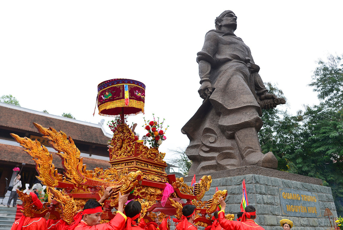 Quận Đống Đa ở Hà Nội có di tích lịch sử Gò Đống Đa, được xếp hạng Di tích quốc gia đặc biệt vào năm 2018. Theo tư liệu của Cục Di sản văn hóa, di tích Gò Đống Đa nguyên xưa thuộc xứ Đống Đa, có các gò đống cây cối mọc um tùm, nhiều nhất là cây đa, nên người dân thường gọi là Gò Đống Đa. Nơi đây gắn với chiến thắng Ngọc Hồi - Đống Đa năm 1789 của Hoàng đế Quang Trung - Nguyễn Huệ đại phá quân Thanh. Ảnh: Lê Hiếu.