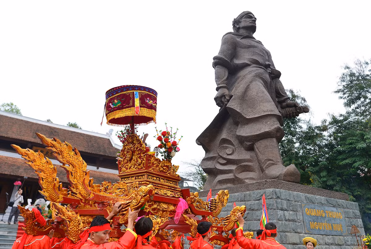 Quận Đống Đa ở Hà Nội có di tích lịch sử Gò Đống Đa, được xếp hạng Di tích quốc gia đặc biệt vào năm 2018. Theo tư liệu của Cục Di sản văn hóa, di tích Gò Đống Đa nguyên xưa thuộc xứ Đống Đa, có các gò đống cây cối mọc um tùm, nhiều nhất là cây đa, nên người dân thường gọi là Gò Đống Đa. Nơi đây gắn với chiến thắng Ngọc Hồi - Đống Đa năm 1789 của Hoàng đế Quang Trung - Nguyễn Huệ đại phá quân Thanh. Ảnh: Lê Hiếu.